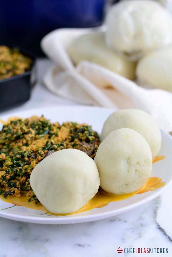 Pounded Yam er en hæfteklammer i mange Vestafrikanske hjem, men det spises normalt ikke af sig selv, det er ofte parret med mange lækre afrikanske supper og gryderetter.