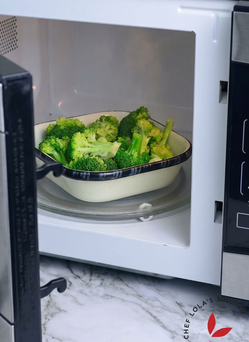 Quick microwave broccoli recipe featuring tender, flavorful broccoli ready in just a few minutes.