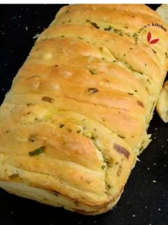 Garlic pull apart bread loaf