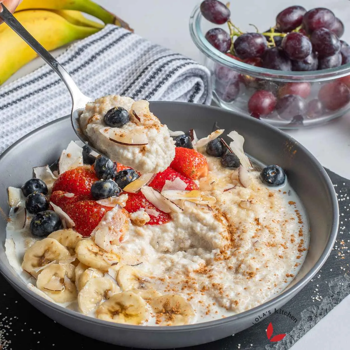 Creamy fonio porridge served with nuts and berries.